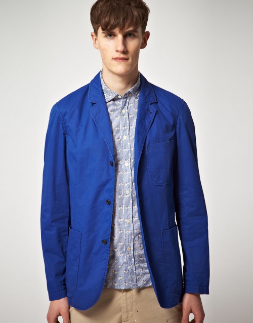 Синий пиджак и рубашка с бежевыми брюками