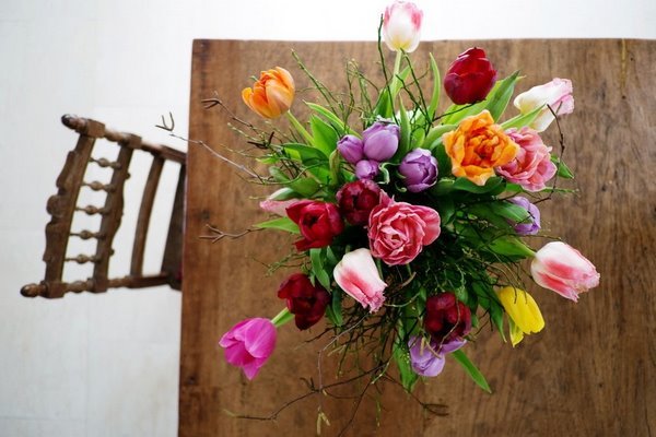 Букет тюльпанов с выпадающими цветами