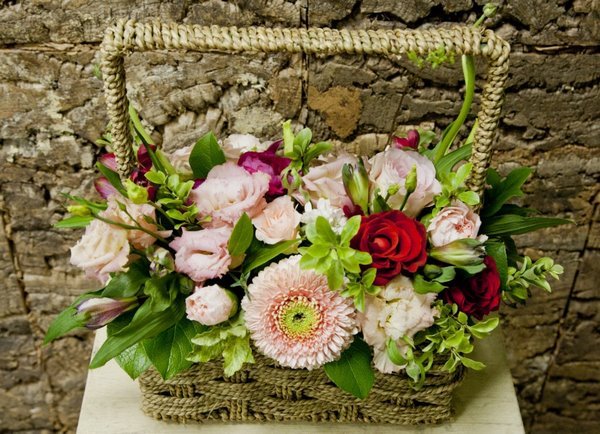Букет-корзинка с герберами и кустовыми розами в стиле кантри