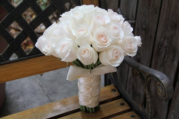 Монобукет из белых роз