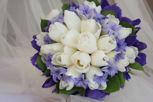 Круглый букет из белых роз и голубых гиацинтов