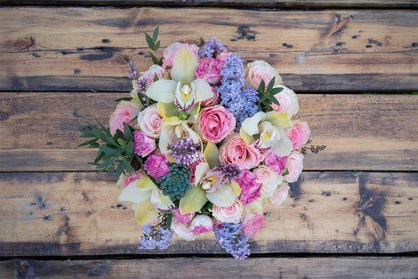Букет с розами, орхидеями, гиацинтами и суккулентами, выдержанный в розово-голубой гамме