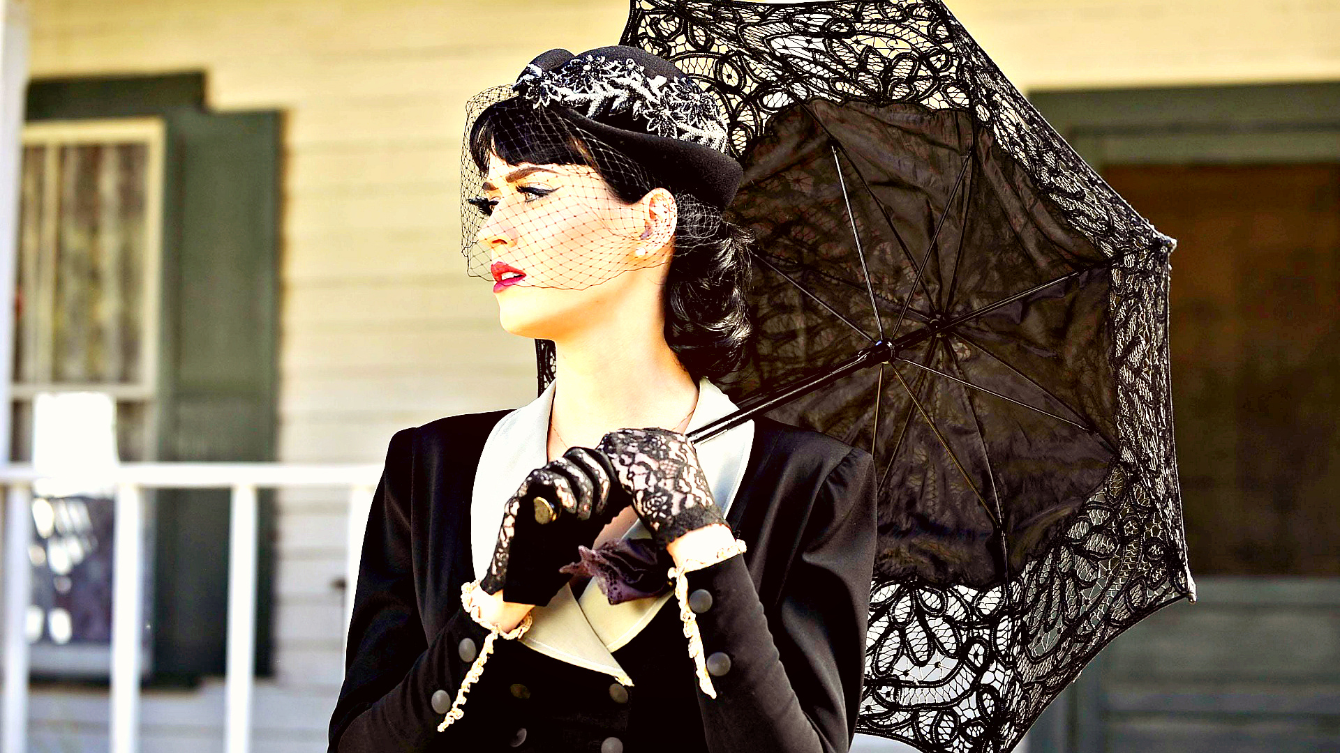 американская певица Кэти Перри в образе леди с солнцезащитным зонтом