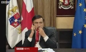 Саакашвили ест свой галстук