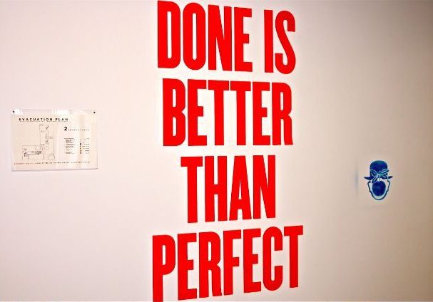 Мотивирующий слоган на стене в офисе Facebook
