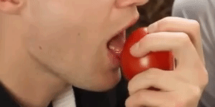 Как научиться целоваться: Тренируйтесь на фруктах и овощах
