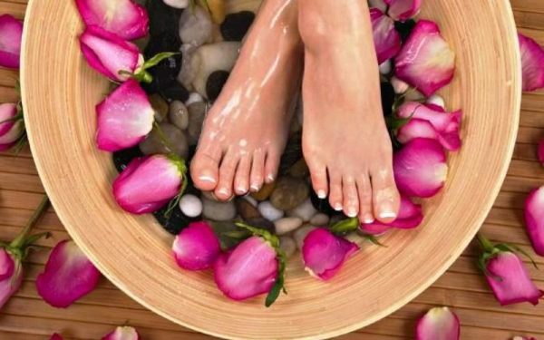 Ванночка для ног с лепестками роз