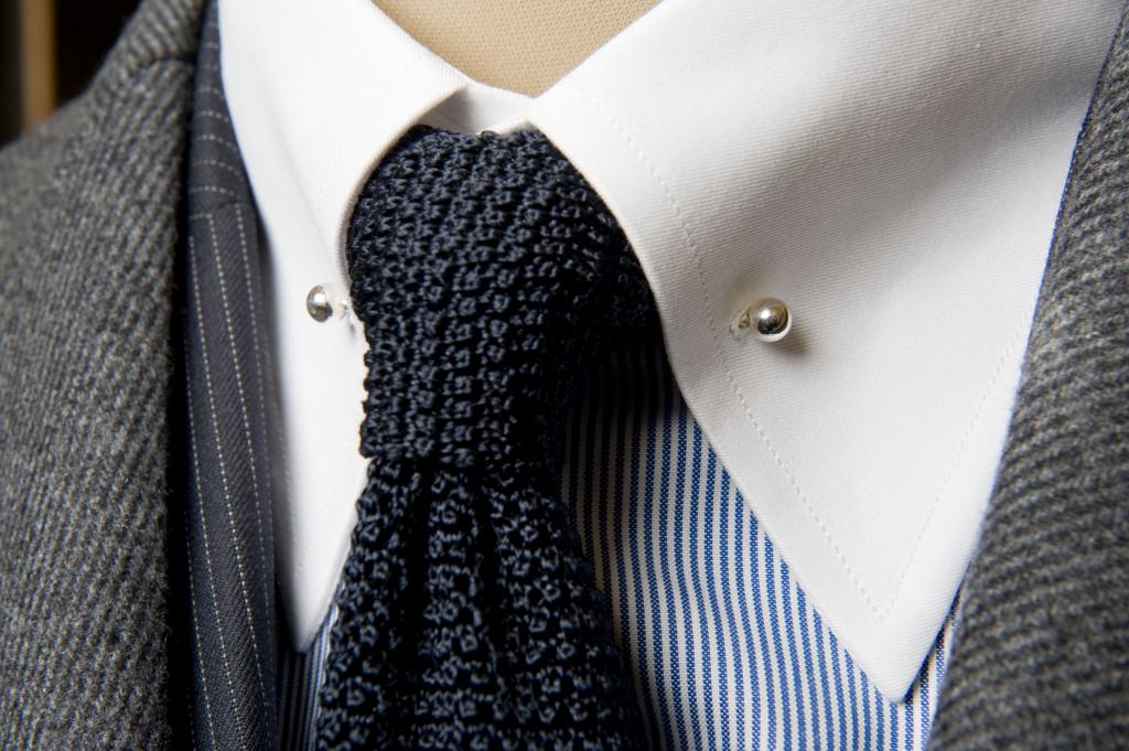 вязанный галстук в сочитании с рубашкой и серым пиджаком