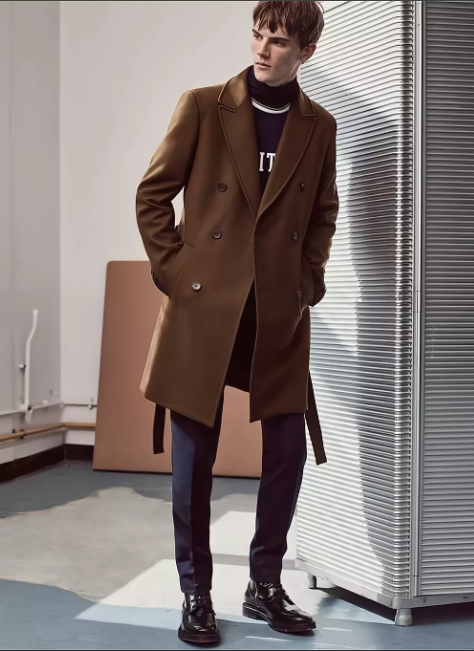 коричневое мужское пальто с черными туфлями