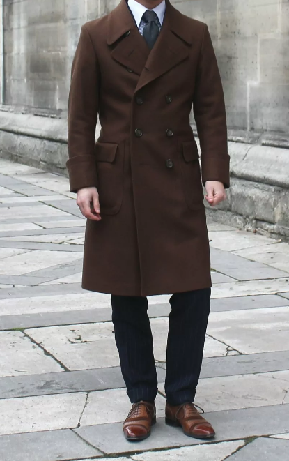 коричневое мужское пальто до колена