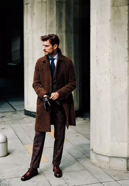 коричневое мужское пальто стильный
