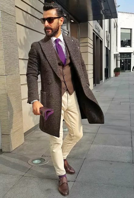 коричневое мужское пальто со светлыми брюками