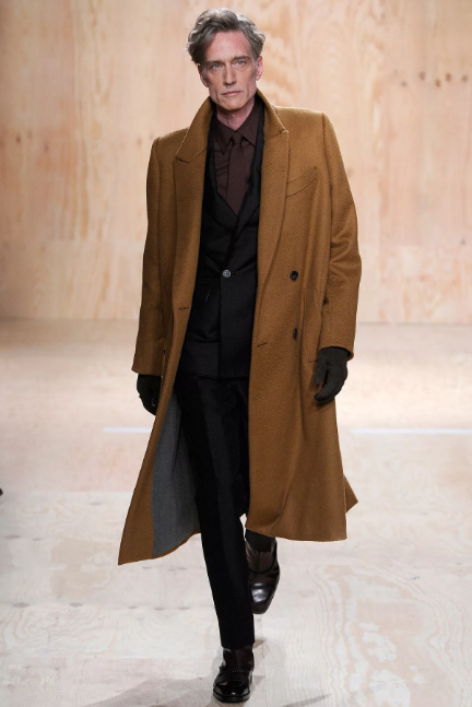 коричневое мужское пальто на мужчине 50+