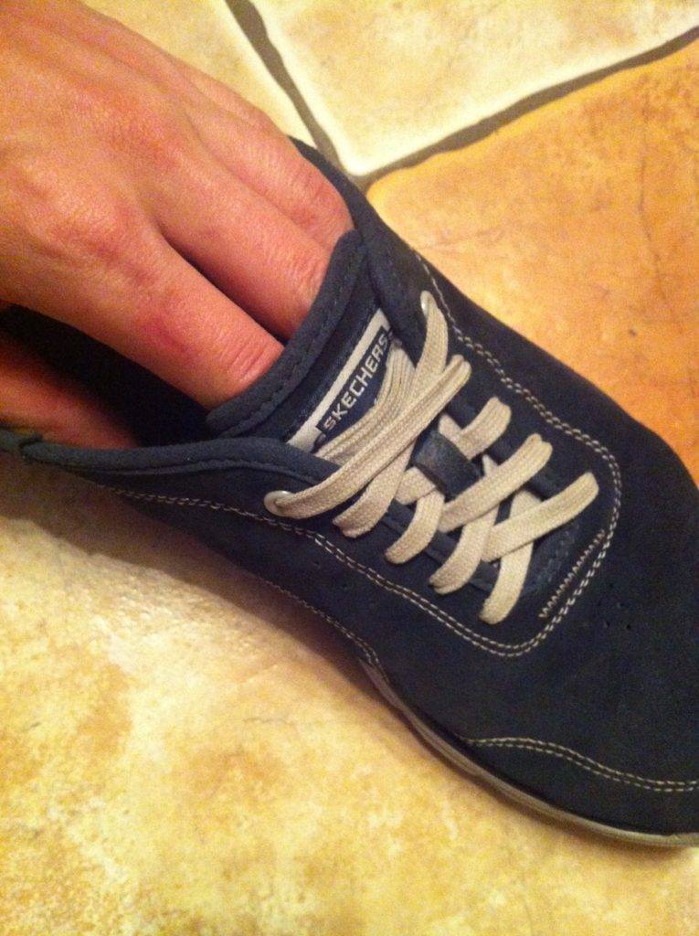 Kак спрятать шнурки в кроссовки