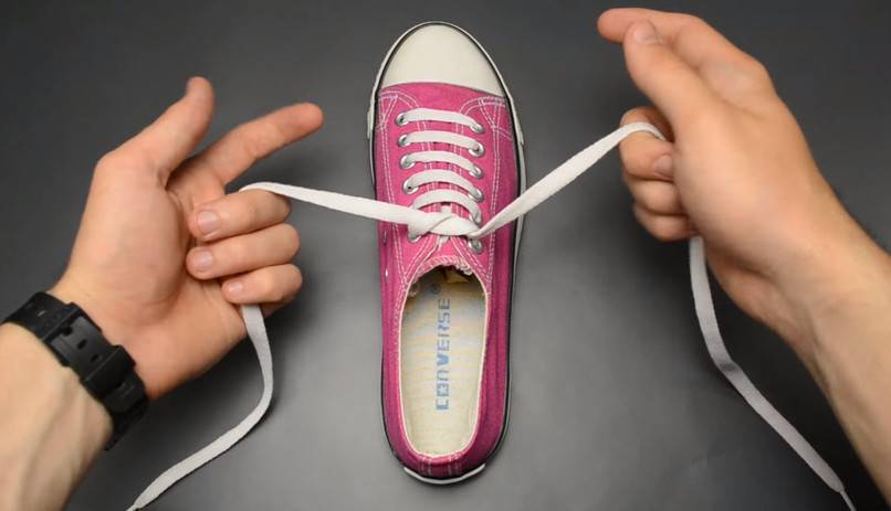 Kак спрятать шнурки в кроссовки