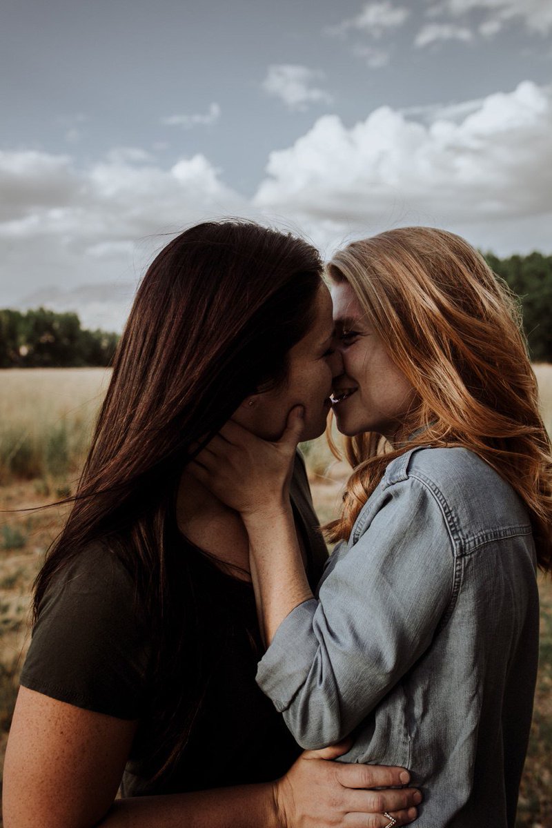 Lesbian subtitle. Две подруги обнимаются. Две девушки любовь. Девушки целуются. Поцелуй двух девушек.