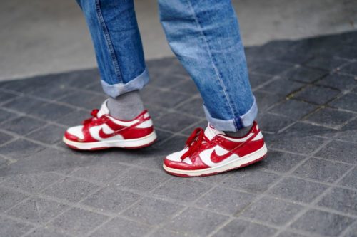 Красно-белые кроссовки с подвернутыми джинсами
