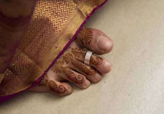 Обручальное кольцо на пальце ноги