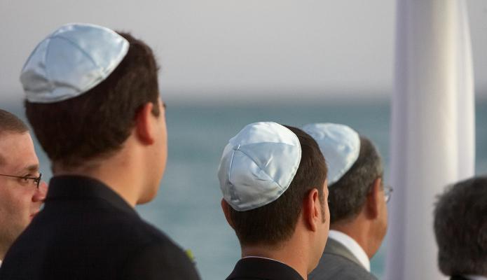 Как держится еврейская шапочка