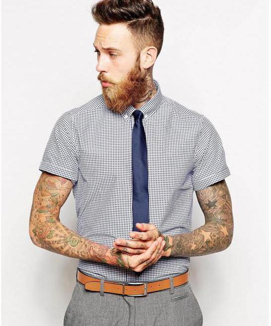 галстук с рубашкой с коротким рукавом на выпуск